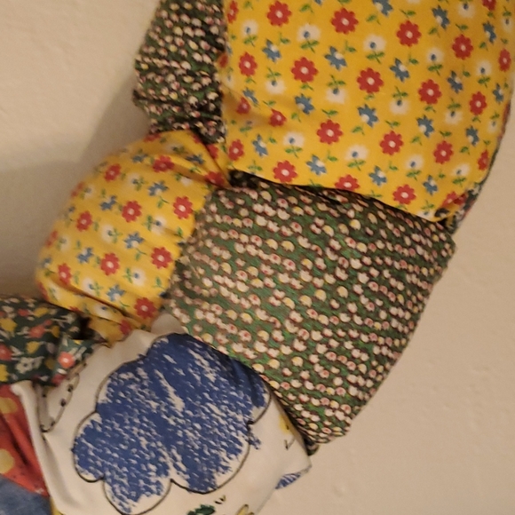 Patchwork flower theme fabric wreath 16" diameter - Picture 5 of 7